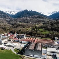 Visitez La Rochette Cartonboard, dernière cartonnerie française à produire du carton plat à base de fibres vierges
