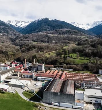 Visitez La Rochette Cartonboard, dernière cartonnerie française à produire du carton plat à base de fibres vierges