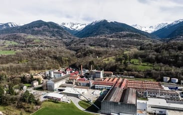 Visitez La Rochette Cartonboard, dernière cartonnerie française à produire du carton plat à base de fibres vierges