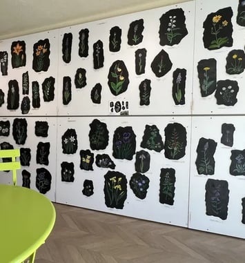 Exposition Fleurs des Alpes peintes sur ardoise